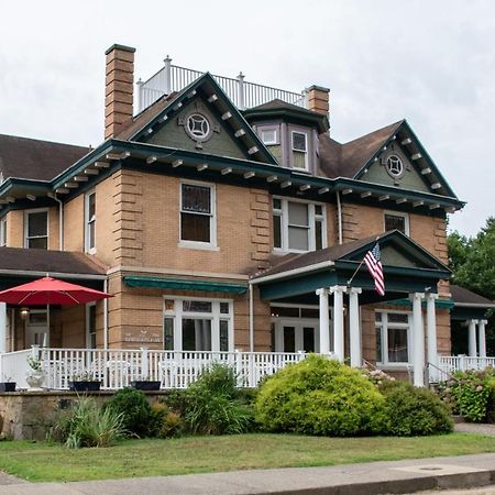 Elk River Hotel & Cafe Sutton Экстерьер фото