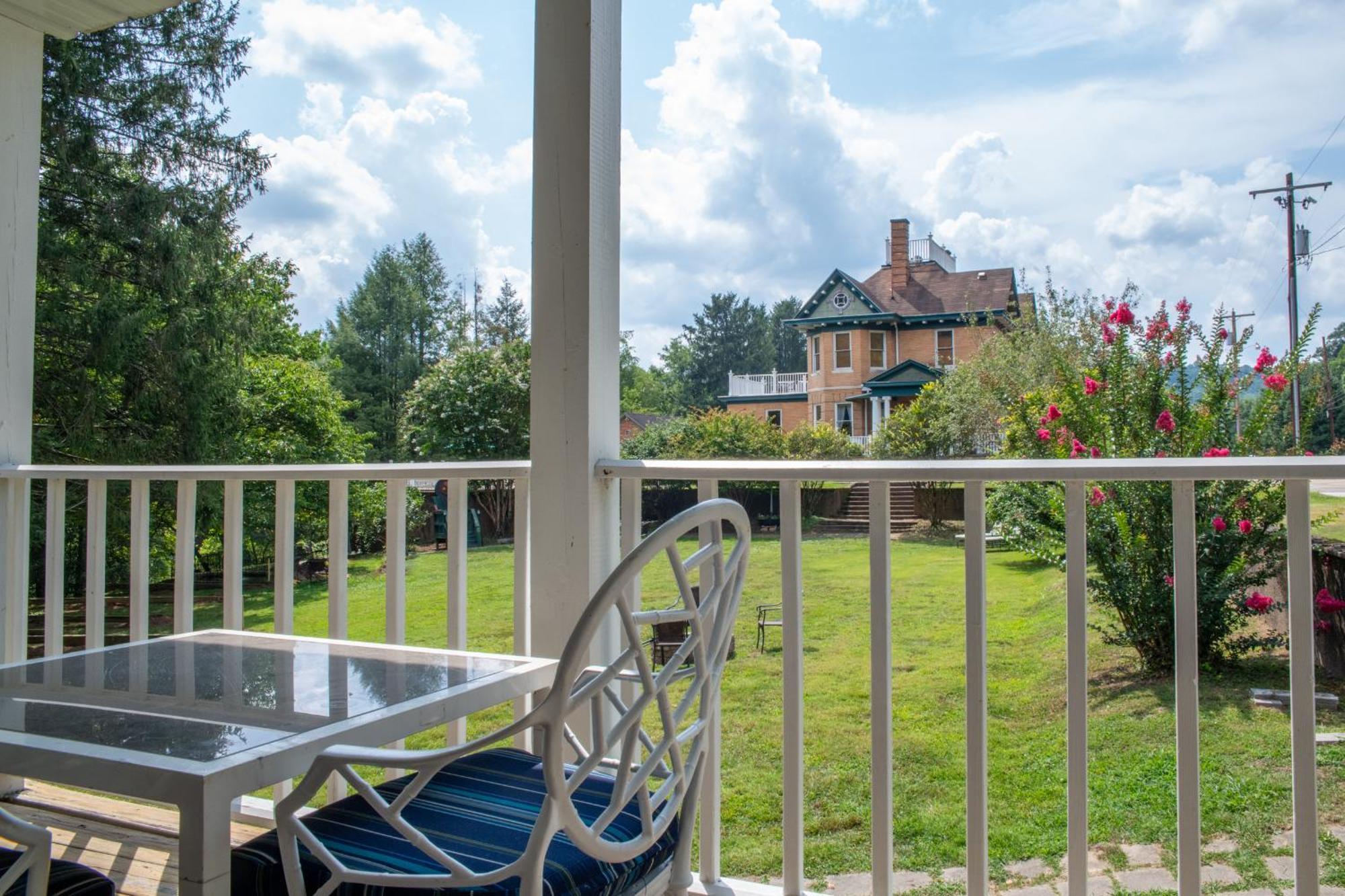 Elk River Hotel & Cafe Sutton Экстерьер фото